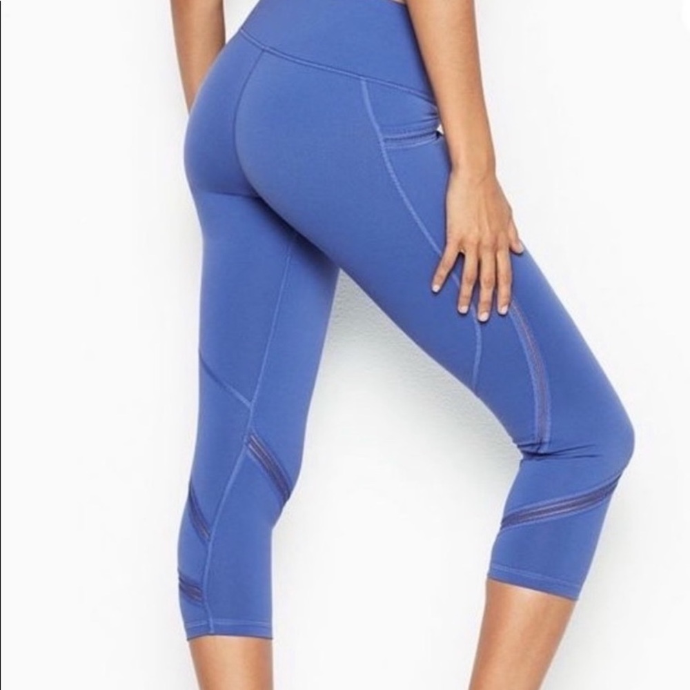 Victoria’s Secret Knockout Capri Leggings Size Medium